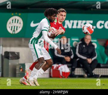 BUDAPEST, UNGHERIA - MARZO 6: Tokmac Chol Nguen di Ferencvarosi TC combatte per la palla con Andrei Peteleu di Kisvarda Master Good durante la partita ungherese OTP Bank Liga tra Ferencvarosi TC e Kisvarda Master Good alla Groupama Arena il 6 marzo 2022 a Budapest, Ungheria. Foto Stock