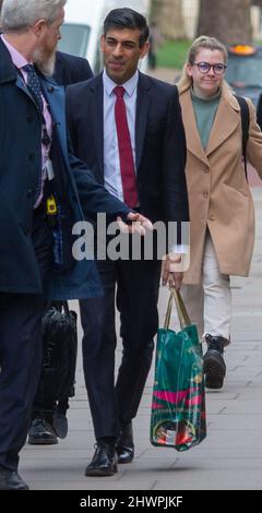 Londra, Inghilterra, Regno Unito. 7th Mar 2022. Cancelliere dello scacchiere RISHI SUNAK è visto al di fuori del Tesoro a Westminster, (Credit Image: © Tayfun Salci/ZUMA Press Wire) Credit: ZUMA Press, Inc./Alamy Live News Foto Stock