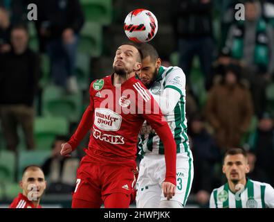 BUDAPEST, UNGHERIA - MARZO 6: Jasmin Mesanovic di Kisvarda Master buone battaglie per la palla in aria con Aissa Laidouni di Ferencvarosi TC durante la partita Ungherese OTP Bank Liga tra Ferencvarosi TC e Kisvarda Master Good alla Groupama Arena il 6 marzo 2022 a Budapest, Ungheria. Foto Stock