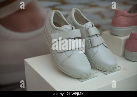Scarpe da donna in mostra. Scarpe leggere senza logo. Vendita di vestiti. Foto Stock
