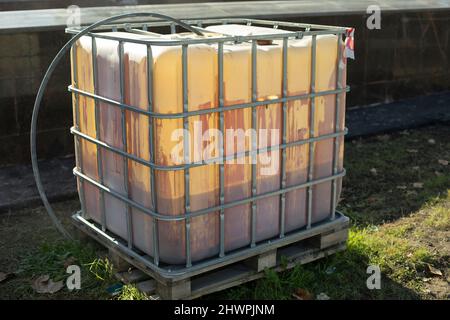 Serbatoio dell'acqua. Tanica per la conservazione dell'acqua piovana. Capacità per cento litri di liquido. Oggetto in giardino. Sistema di irrigazione. Foto Stock