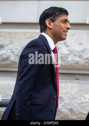 Londra, Inghilterra, Regno Unito. 7th Mar 2022. Cancelliere dello scacchiere RISHI SUNAK è visto al di fuori del Tesoro a Westminster, (Credit Image: © Tayfun Salci/ZUMA Press Wire) Credit: ZUMA Press, Inc./Alamy Live News Foto Stock