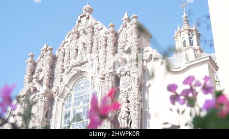 Architettura coloniale spagnola rivitalizzante a Balboa Park, San Diego, California USA. Edificio storico, classico stile barocco o romanticismo rococò. Decorazioni a rilievo del campanile e cupola o cupola a mosaico. Fiori. Foto Stock