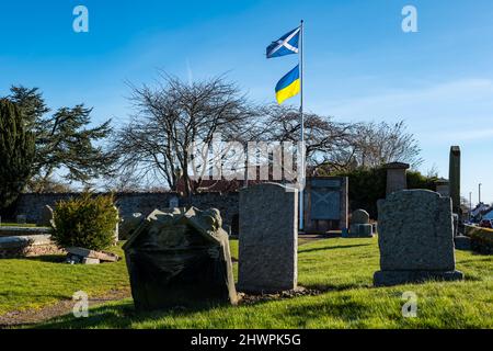 Athelstaneford, East Lothian, Scozia, Regno Unito, 7th marzo 2022. Bandiera Ucraina vola in solidarietà al luogo di nascita del Saltyre: La chiesa parrocchiale di Athesltaneford è la sede del Flag Heritage Centre. Il flagpole normalmente archivia solo la bandiera del Saltyre, ma è stata aggiunta una bandiera Ucraina per mostrare il sostegno alla popolazione Ucraina Foto Stock