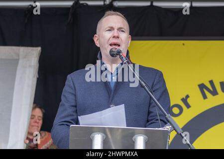 Il deputato di Sinn Féin per South Down Chris Hazzard parla al rally di espansione della NATO Stop the War Stop, Trafalgar Square, Londra, 6th Mar, 2022 Foto Stock