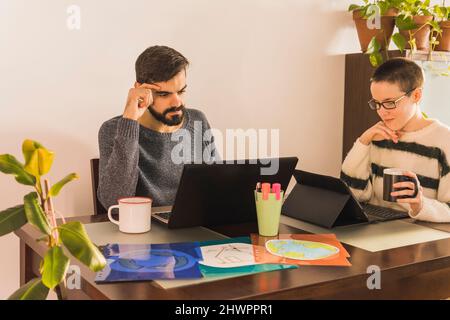 Immagine della scrivania da ufficio con computer tablet e altri accessori  Foto stock - Alamy