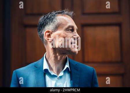Uomo d'affari maturo e sicuro di fronte a porta chiusa Foto Stock
