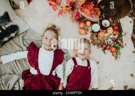 Fratello allegro e sorella che giacciono sulla coperta nella foresta Foto Stock