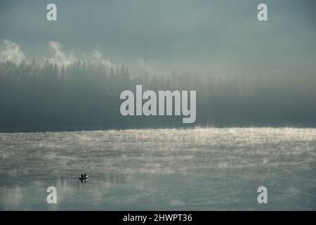 Barca e nebbia mattutina a Sylvensteinsee, Bad Tolz, Baviera, Germania Foto Stock