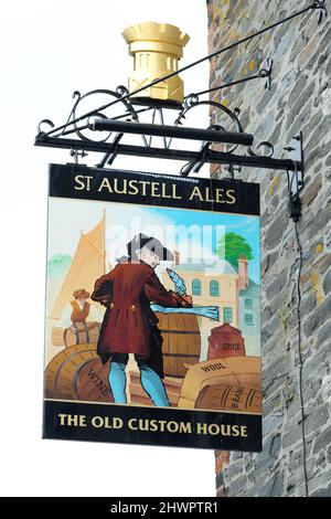 Padstow Cornwall - l'insegna Old Custom House pub gestita da St Austell Ales Foto Stock