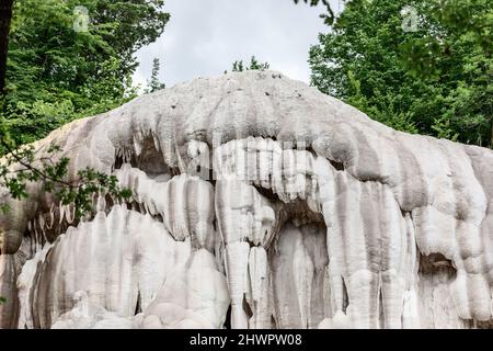 L'eccesso di carbonato di calcio nell'acqua minerale della sorgente bagni San Filippo crea intricati schemi sulle pareti rocciose di White Whale. Toscana, Italia Foto Stock