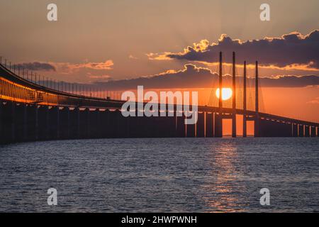 Svezia, contea di Skane, Malmo, Silhouette di Oresund Bridge al tramonto Foto Stock
