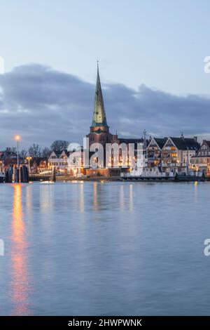 Germania, Schleswig-Holstein, Lubeck, skyline di Travemunde al tramonto Foto Stock