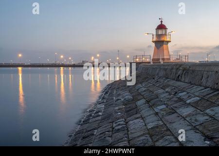 Svezia, contea di Skane, Malmo, faro del porto all'alba Foto Stock