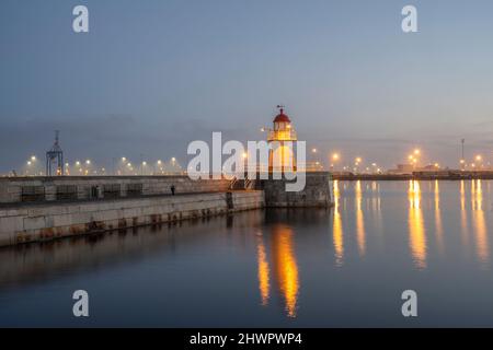 Svezia, contea di Skane, Malmo, faro del porto all'alba Foto Stock