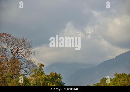 Le vette dell'Himalaya coperte di neve della gamma di Dhauladhar come visibile da Sidhpur vicino a Dharamshala, Himachal Pradesh, India Foto Stock