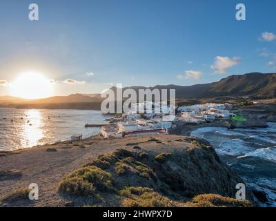 Spagna, provincia di Almeria, Isleta del Moro, villaggio di pescatori a Cabo de Gata al tramonto Foto Stock