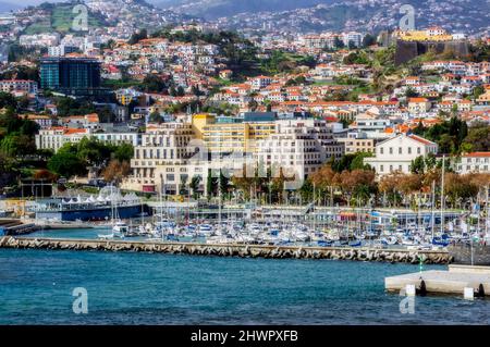 Portogallo, Madeira, Funchal, barche ormeggiate nel porto della città costiera Foto Stock