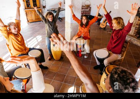 Amici allegri in terapia musicale Foto Stock