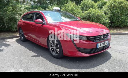 Bordeaux , Aquitaine Francia - 02 02 2022 : peugeot 508 stazione dei taxi carro rosso francia berlina auto parcheggiata in strada francese Foto Stock