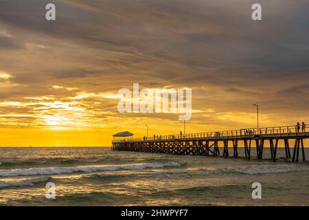 Australia, Australia Meridionale, Adelaide, Henley Beach Jetty al tramonto nuvoloso Foto Stock