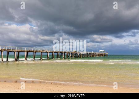 Australia, Australia Meridionale, Adelaide, nuvole su Henley Beach e molo Foto Stock