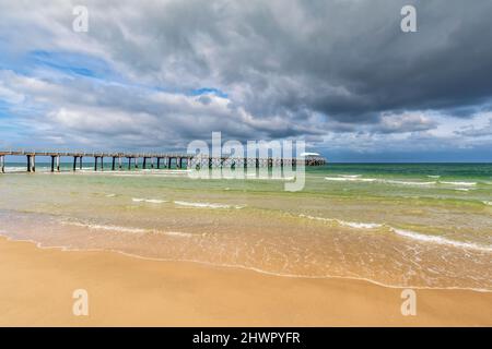 Australia, Australia Meridionale, Adelaide, nuvole su Henley Beach e molo Foto Stock