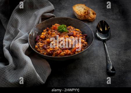 Da studio una ciotola di stufato di quinoa vegano con verdure e ceci Foto Stock