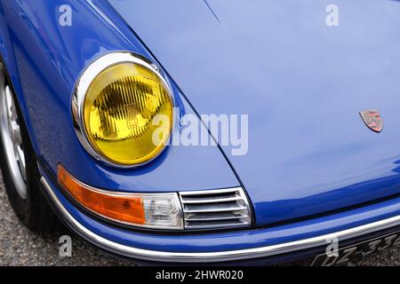 Bordeaux , Aquitaine Francia - 02 02 2022 : Porsche 911 blu classico sport vintage auto iconico fronte logo e marchio di testo Foto Stock