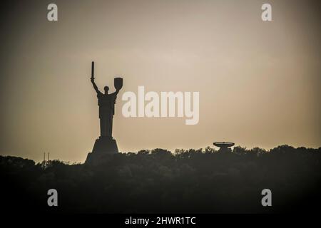 Kiev, Ucraina – 11th ottobre 2020: Vista panoramica di Kiev con la sagoma del Monumento della Patria visibile sullo sfondo Foto Stock