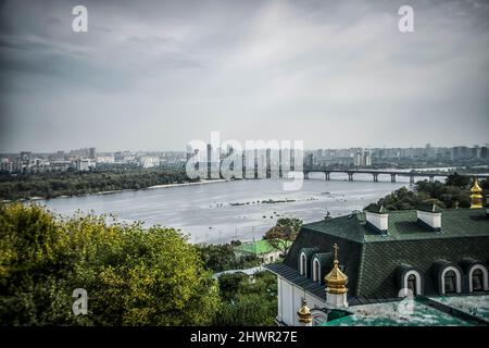 Vista panoramica di Kiev con i tetti in primo piano e il fiume Dnieper sullo sfondo Foto Stock