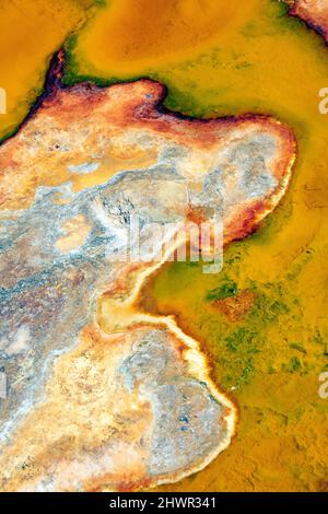 Acqua contaminata sulla riva del Rio Tinto Foto Stock