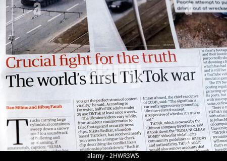 'Lotta cruciale per la verità la prima guerra mondiale di TikTok' Russia Ucraina video articolo in Guardian giornale titolo 5 marzo 2022 Londra Inghilterra UK Foto Stock