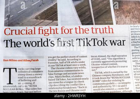 'Lotta cruciale per la verità la prima guerra mondiale di TikTok' Russia Ucraina articolo di guerra in Guardian giornale titolo 5 marzo 2022 Londra Inghilterra UK Foto Stock