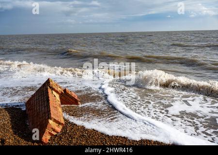 Effetti di erosione costiera Bawdsey Ferry Suffolk REGNO UNITO Foto Stock