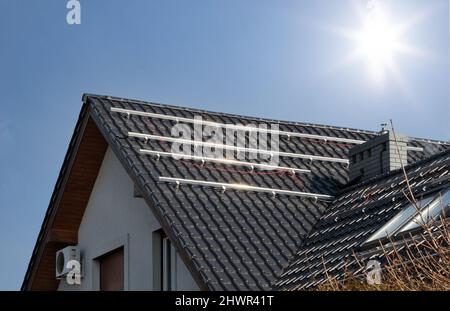 Pannello composito in alluminio per montaggio centrale solare su tetto. Foto Stock