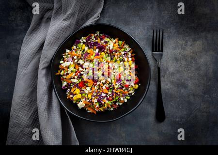 Studio di ciotola di variopinto insalata vegana Foto Stock