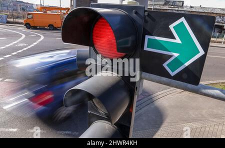 Lipsia, Germania. 07th Mar 2022. Una freccia verde si trova accanto al semaforo rosso all'incrocio Adenauerallee/Rohrteichstraße e consente di girare nonostante il semaforo rosso. Per aumentare la sicurezza del traffico, nelle prossime settimane saranno rimosse 24 frecce verdi dai semafori di Lipsia. Negli ultimi tre anni vi sono stati diversi incidenti tra le auto che si accerteranno di rosso e che attraversano pedoni e ciclisti. Alcune delle persone coinvolte sono state gravemente ferite. Credit: Jan Woitas/dpa-Zentralbild/ZB/dpa/Alamy Live News Foto Stock