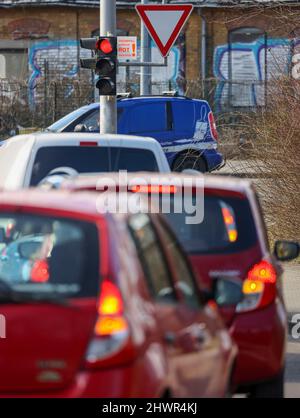 Lipsia, Germania. 07th Mar 2022. Le auto che girano a destra sono bloccate ad un semaforo rosso dove la freccia verde è stata rimossa, all'incrocio di Adenauerallee/Rohrteichstraße. Per aumentare la sicurezza del traffico, nelle prossime settimane saranno rimosse 24 frecce verdi dai semafori di Lipsia. Negli ultimi tre anni vi sono stati diversi incidenti tra le auto che si accerteranno di rosso e che attraversano pedoni e ciclisti. Alcune delle persone coinvolte sono state gravemente ferite. Credit: Jan Woitas/dpa-Zentralbild/ZB/dpa/Alamy Live News Foto Stock