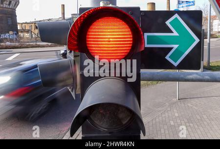 Lipsia, Germania. 07th Mar 2022. Una freccia verde si trova accanto al semaforo rosso all'incrocio Adenauerallee/Rohrteichstraße e consente di girare nonostante il semaforo rosso. Per aumentare la sicurezza del traffico, nelle prossime settimane saranno rimosse 24 frecce verdi dai semafori di Lipsia. Negli ultimi tre anni vi sono stati diversi incidenti tra le auto che si accerteranno di rosso e che attraversano pedoni e ciclisti. Alcune delle persone coinvolte sono state gravemente ferite. Credit: Jan Woitas/dpa-Zentralbild/dpa/Alamy Live News Foto Stock