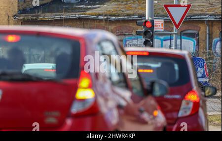 Lipsia, Germania. 07th Mar 2022. Le auto che girano a destra sono bloccate ad un semaforo rosso dove la freccia verde è stata rimossa, all'incrocio di Adenauerallee/Rohrteichstraße. Per aumentare la sicurezza del traffico, nelle prossime settimane saranno rimosse 24 frecce verdi dai semafori di Lipsia. Negli ultimi tre anni vi sono stati diversi incidenti tra le auto che si accerteranno di rosso e che attraversano pedoni e ciclisti. Alcune delle persone coinvolte sono state gravemente ferite. Credit: Jan Woitas/dpa-Zentralbild/ZB/dpa/Alamy Live News Foto Stock