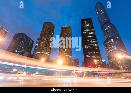 Percorsi luce da edifici illuminati di notte, Chicago, USA Foto Stock