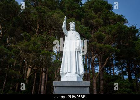 Vista frontale dell'iconica statua di Cristo Re a Glen of Aherlow, County Tipperary, Irlanda. Foto Stock