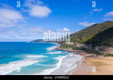 Australia, Victoria, vista aerea della spiaggia di sabbia lungo la Great Ocean Road in estate Foto Stock