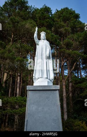 Iconica statua religiosa di Cristo Re a Glen of Aherlow, County Tipperary, Irlanda. Immagine verticale. Foto Stock