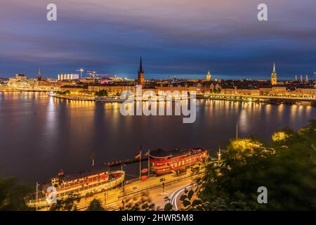 Svezia, Stockholm County, Stoccolma, lunga esposizione del lago Malaren e Riddarholmen al crepuscolo Foto Stock