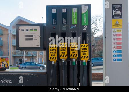 Ashford, Kent, Regno Unito. 7th Mar 2022. Un distributore di benzina ad Ashford, Kent ora sta caricando oltre £1,67 per litro di diesel mentre un barile di petrolio colpisce $130. Questa stazione di benzina ha una riserva di carburante limitata. Photo Credit: Paul Lawrenson-PAL News/Alamy Live News Foto Stock