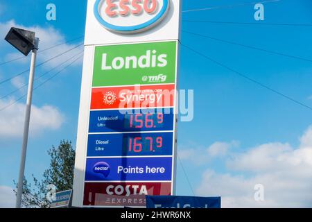 Ashford, Kent, Regno Unito. 7th Mar 2022. Un distributore di benzina ad Ashford, Kent ora sta caricando oltre £1,67 per litro di diesel mentre un barile di petrolio colpisce $130. Prezzi della benzina. Photo Credit: Paul Lawrenson-PAL News/Alamy Live News Foto Stock