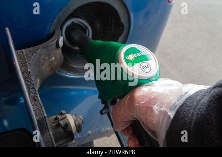 Ashford, Kent, Regno Unito. 7th Mar 2022. Un distributore di benzina ad Ashford, Kent ora sta caricando oltre £1,67 per litro di diesel mentre un barile di petrolio colpisce $130. Un uomo riempie la sua auto con E10 benzina senza piombo. Photo Credit: Paul Lawrenson-PAL News/Alamy Live News Foto Stock