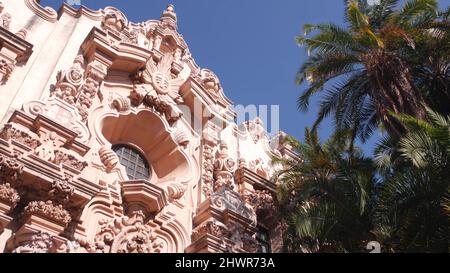 Architettura coloniale spagnola rivitalizzante a Balboa Park, San Diego, California USA. Edificio storico in stile classico barocco o romanticismo rococò. Casa o vecchio castello ornamentale stucco decorazione, arte antica Foto Stock